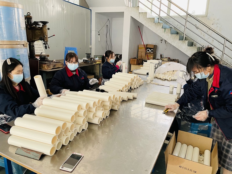 全員齊上陣，大批量活性炭濾芯趕制中